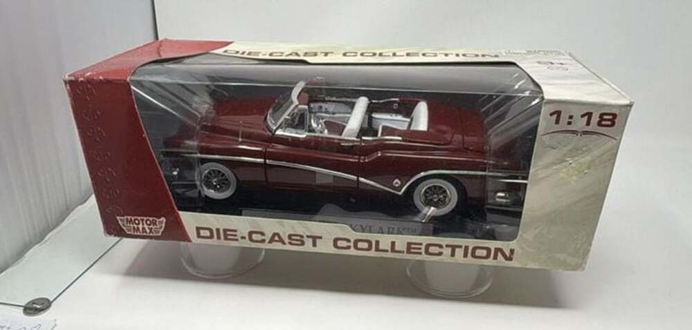 Motor Max 1953 Buick Skylark Convertible 1:18 Scale Die-Cast Collection